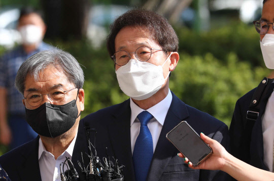 해직교사 부당 특별채용 의혹을 받는 조희연 서울시교육감이 27일 오전 정부과천청사 고위공직자범죄수사처(공수처)에 출석하고 있다.  연합뉴스